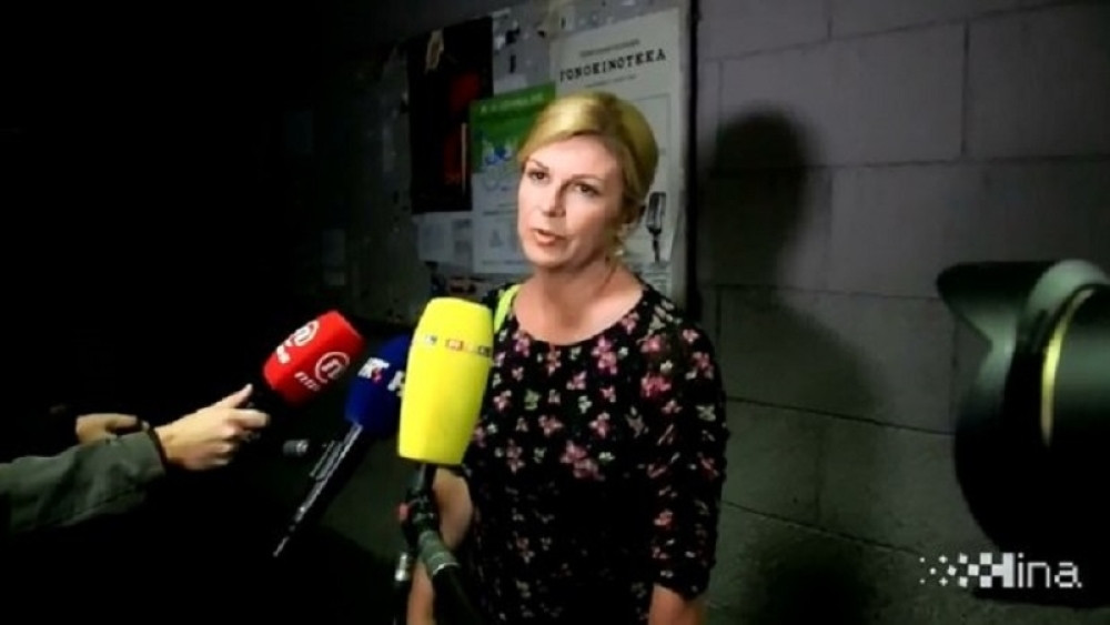 Novinar je postavio Kolindi ovo pitanje, a onda je ona poludela! Otela mu je MIKROFON, čovek ostao u šoku! (VIDEO)