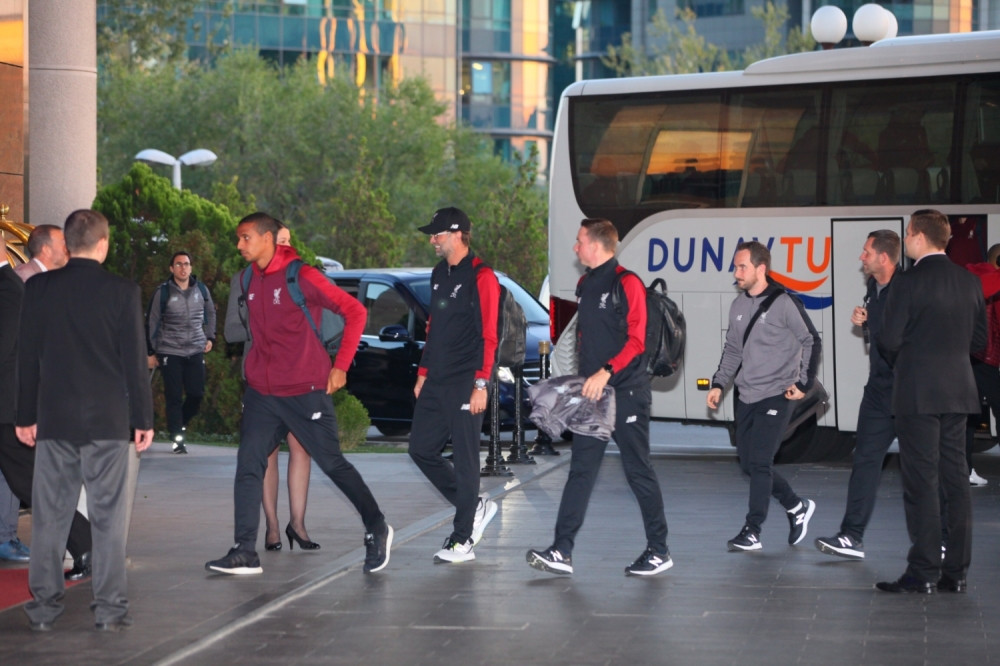 Ko je ova MISTERIOZNA PLAVUŠA, koja je sa fudbalerima Liverpula UŠLA U "HAJAT"? (FOTO)