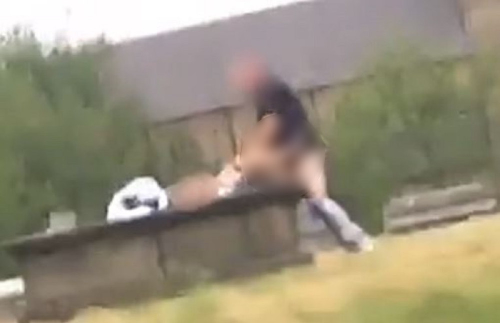 Skinuo pantalone, položio ženu na grob, pa počeo žestok se*s! Naišao prolaznik, a onda... opa! (VIDEO 18+)