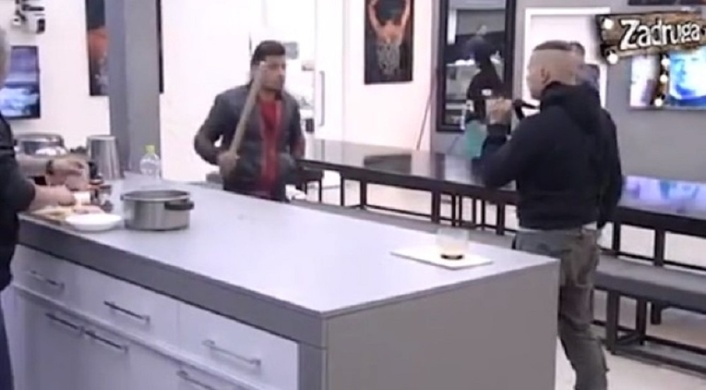 BORA KRENUO PALICOM NA BRENDONA: Burna noć u Zadruzi, pale teške pretnje! Teško njemu posle rijalitija