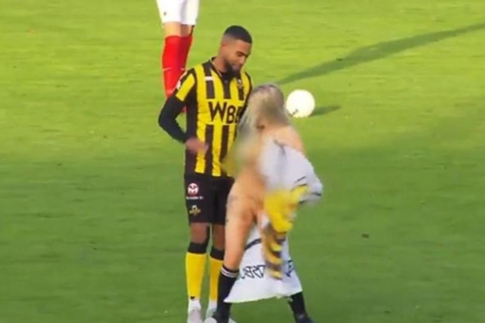 Ova rasna plavuša je istrčala na teren SKROZ GOLA, nasred terena POKAZALA RIB*CU i počela da se nabacuje jednom fudbaleru! (VIDEO)