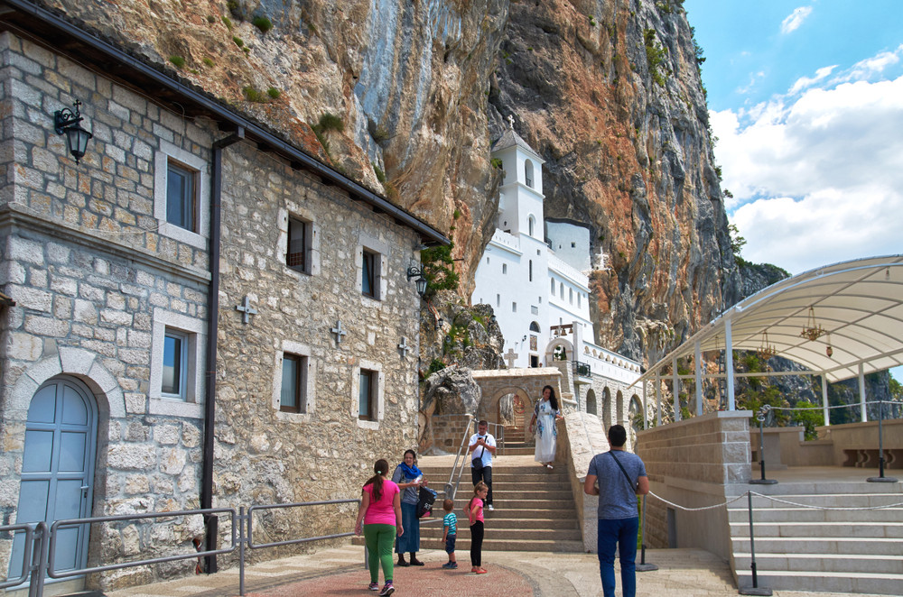 Bizarni detalji tuče pod Ostrogom, uvučeni i sveštenici! Direktor turstičke organizacije Danilovgrad priča sasvim durgačiju priču