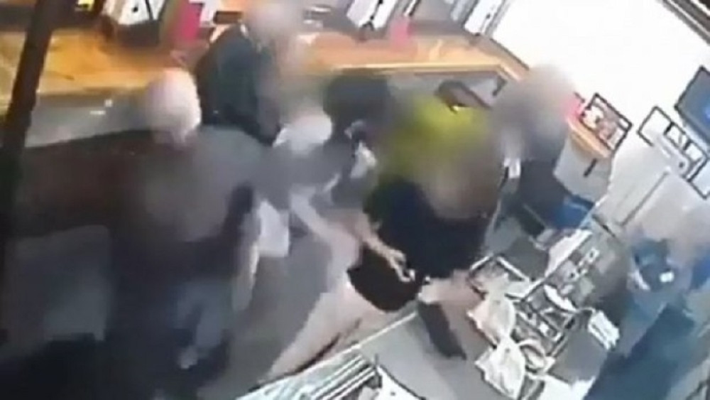 Mladić ušao u lokal i devojku bukvalno sastavio sa zemljom! A onda su naišli oni...