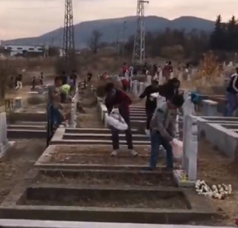 Pravoslavni vernici obišli su groblje gde počivaju njihovi mrtvi, odjednom je usledio stampedo! Trčali su sa punim džakovima u rukama (VIDEO)