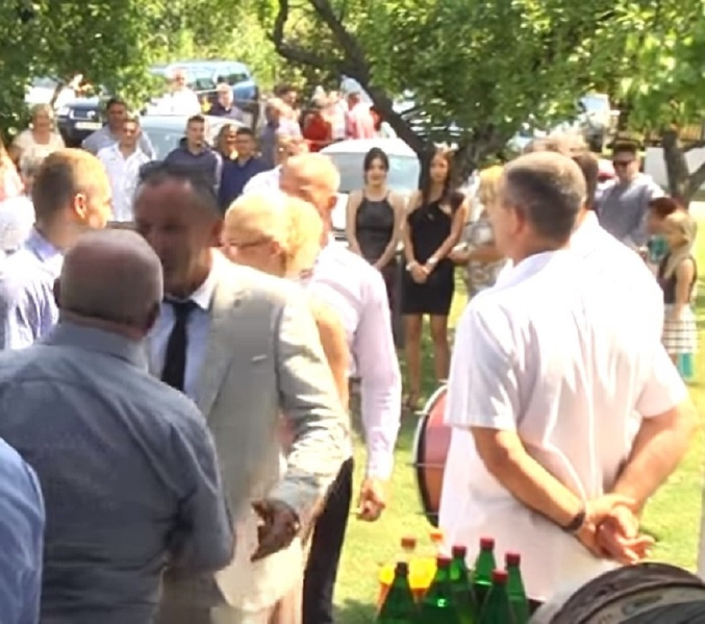 Na dan venčanja obukla je venčanicu i otišla na grob svog verenika. On je odavno mrtav, a njihova priča tera suze (FOTO)