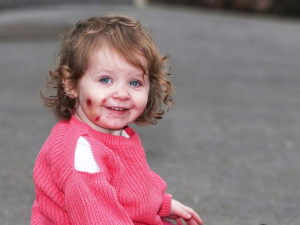 Ostavila je ćerku (2) u dečjoj igraonici, kada se vratila dečak (2) ju je zubima držao za grkljan, a njegova majka je imala bizarno objašnjenje