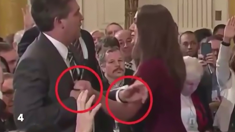 Bahati novinar CNN-a nasrnuo na Trampovu ratnicu, nastalo otimanje za mikrofon, a onda su uletele TAJNE SLUŽBE