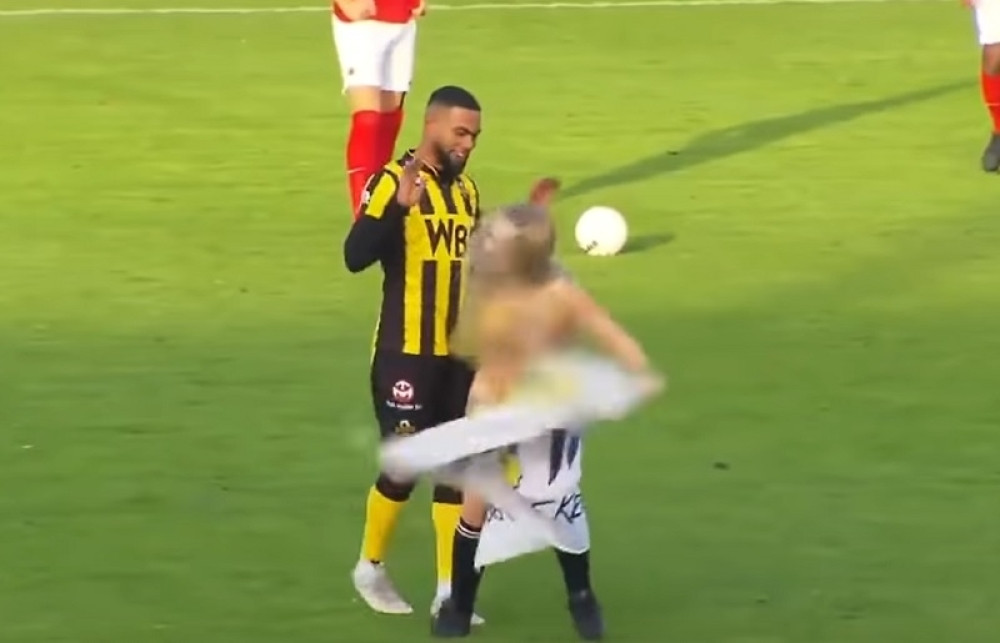 Seksi plavuša potpuno GOLA istrčala na teren i vrtela guzom pred fudbalerima! Sada je otkriveno KO je ona! (VIDEO)