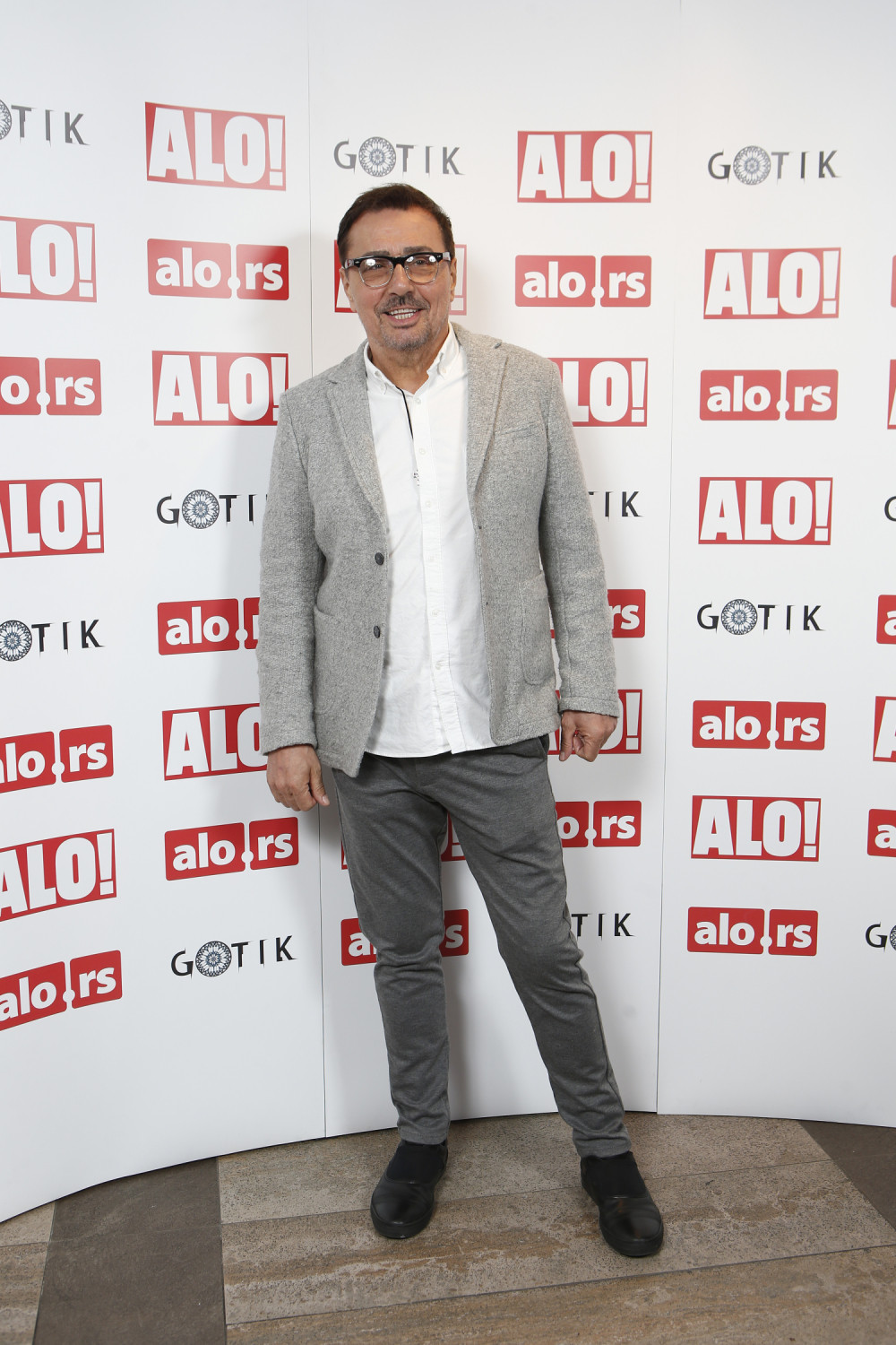 Keba je prvo istetovirao obrve, a sada fura lak na noktima! (FOTO)