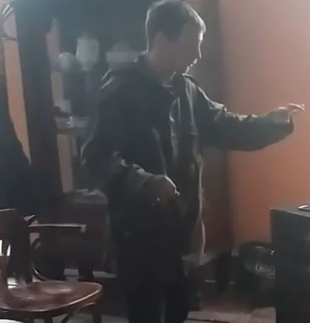 Poseduje neverovatan talenat, a zarađuje na benzinskoj pumpi! (VIDEO)