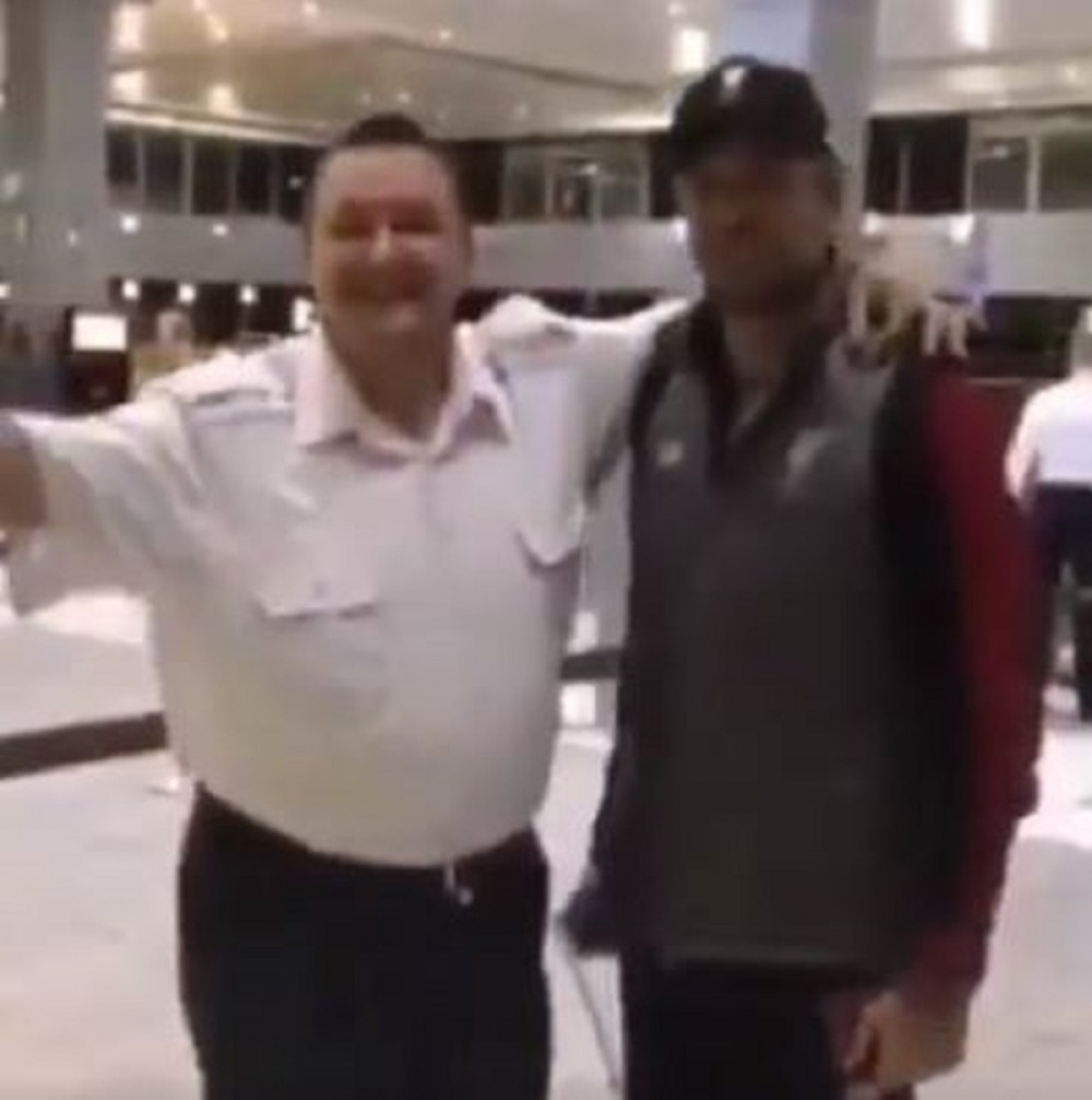 Bruka i sramota! Radnik presreo Klopa, trener Liverpula zastao da se slika sa njim, a ovaj mu URADIO OVO! (VIDEO)