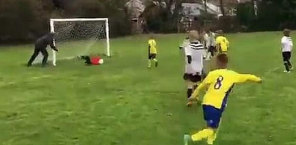 Najgori tata na svetu! DRAO se na malog golmana, a onda je sinu uradio nešto ODVRATNO! (VIDEO)