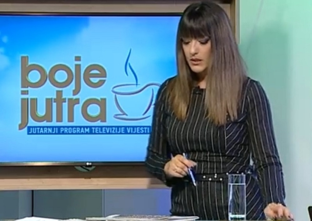 ŽESTOK PEH U JUTARNJEM PROGRAMU Usred emisije pala čaša puna vode, voditeljkina reakcija je HIT! (VIDEO)