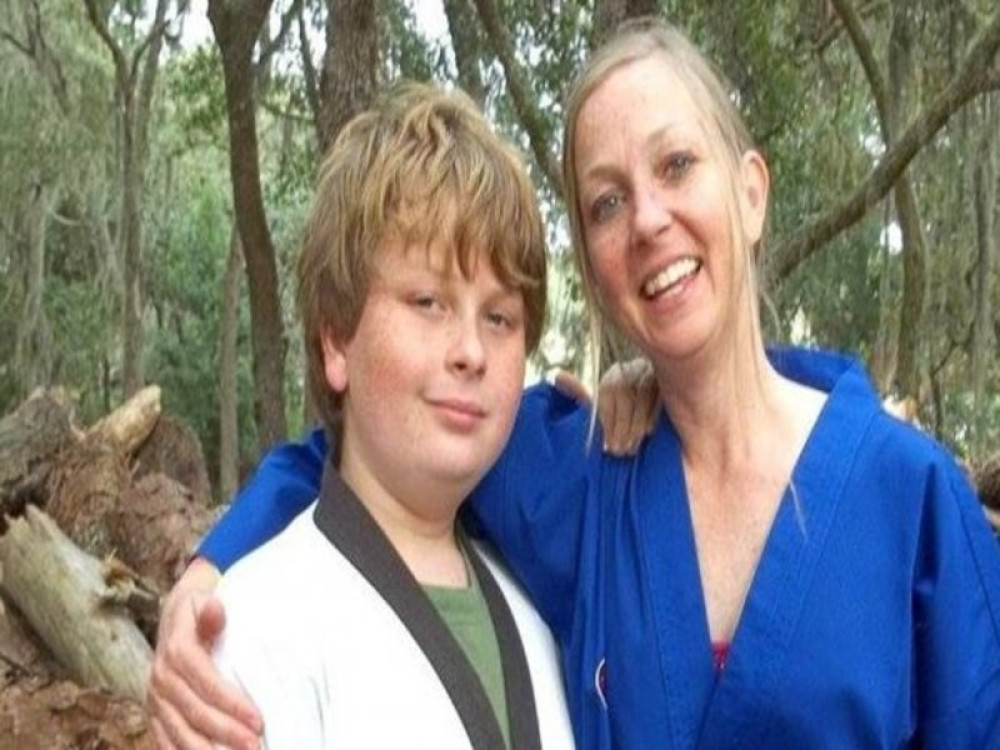 Posvađao se sa majkom zbog ocene u školi, pa je zadavio na spavanju, a onda je pozvao drugove iz razreda