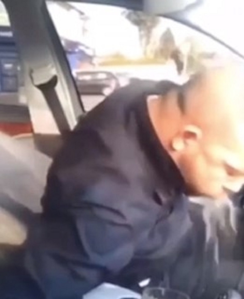 Koliki si paćenik od jedan do voziti pijan 200 na sat sa flašom u ruci i povraćati tokom vožnje?! (UZNEMIRUJUĆ VIDEO)