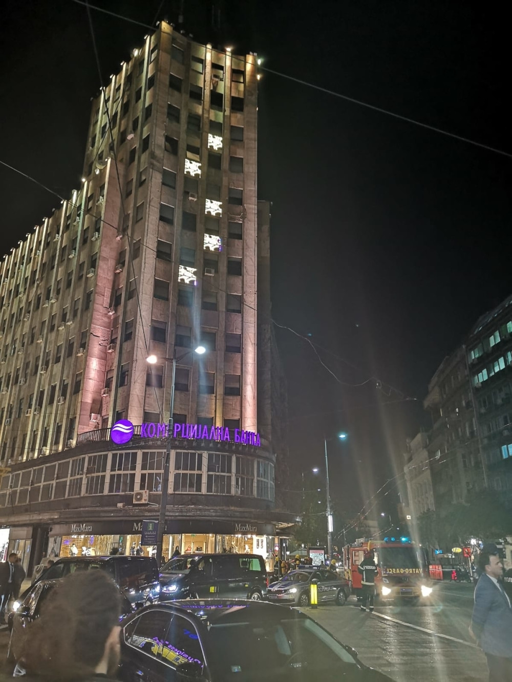 Panika u centru Beograda! Policija i vatrogasci na terenu! Dim kulja iz Palate Albanija! (FOTO)