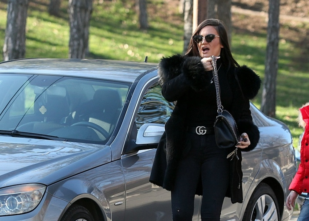 POPULARNA ZVEZDA GRANDA DOŽIVELA SOBRAĆAJNU NESREĆU: Pevačicu UDARIO čovek na raskrsnici!