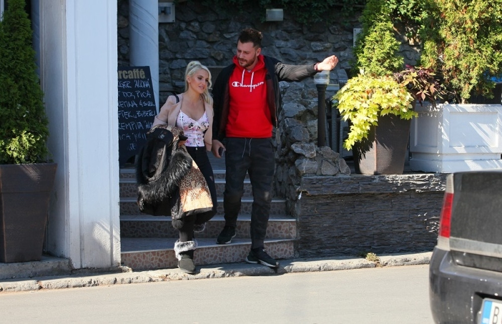 "FOLIRANT ME JE LAGAO I VARAO, ZABRANIO MI DA IDEM NA NASTUPE" Sara posle raskida iznela šokantne detalje iz veze sa Vojketom