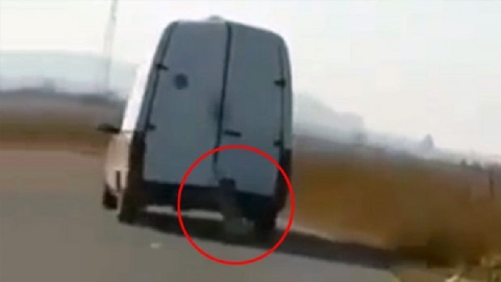 Cela Srbija traži vozača belog pikapa zbog ovog ZVERSKOG dela! (UZNEMIRUJUĆ VIDEO)