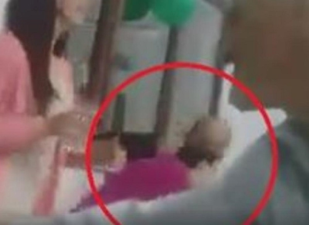 Divljački čupa ženu za kosu jer IGRA NA VESELJU?! (UZNEMIRUJUĆI VIDEO)