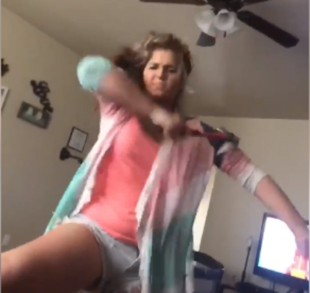 Žena samu sebe udara čekićem, drugarica sve snimala, a razlog je razbesneo sve muškarce (VIDEO)