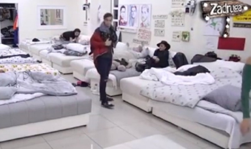 DAVID OTKAČIO LUNU, PA NAVALIO NA DRUGU ZADRUGARKU: Nova trojka u Zadruzi! Aleksandra će doživeti nervni slom