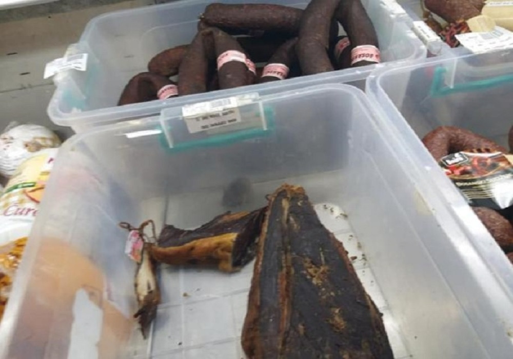 Snimak iz prodavnice zgrozio ljude! Svi gledaju KO TO TRČKARA pored kobasica i suvog mesa! (VIDEO)