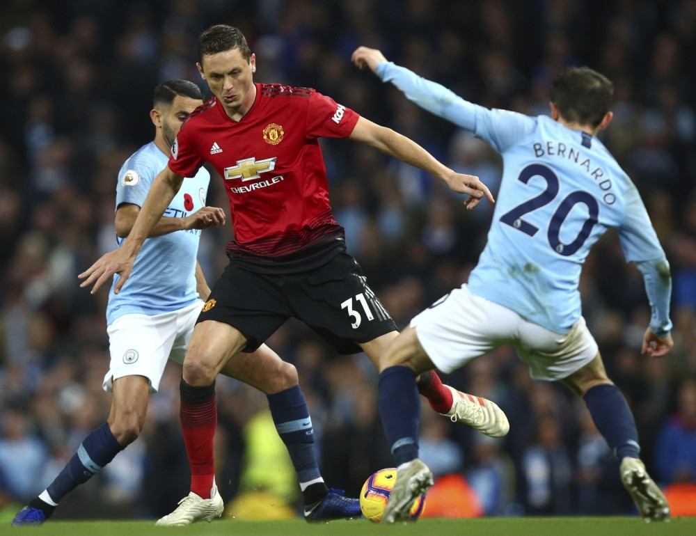 Opet glumiš JE*ENU ŽRTVU, teraj se iz Mančestera! Matić ponovo odbio da nosi cvet, navijači poludeli! (FOTO)