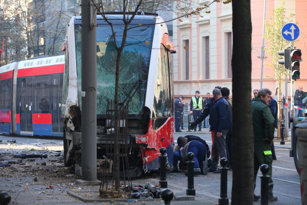 Automobil projurio na crveno, zakucao se u tramvaj i izbacio ga sa šina! Poginuo pešak na licu mesta, 5 osoba povređeno! Saobraćaj u blokadi!