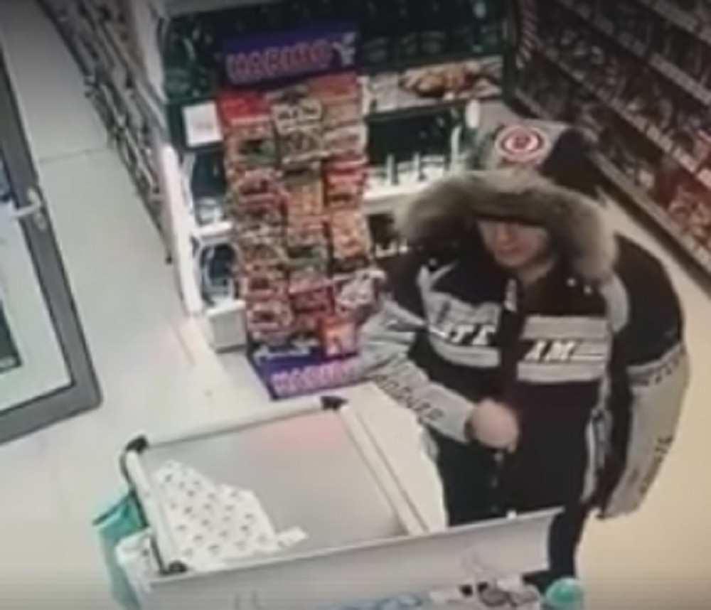 Ušetao se u prodavnicu i zatražio prodavcu pare prislonivši mu noževe! Reakcija studenta u tom trenutku podelila je Srbiju (VIDEO)