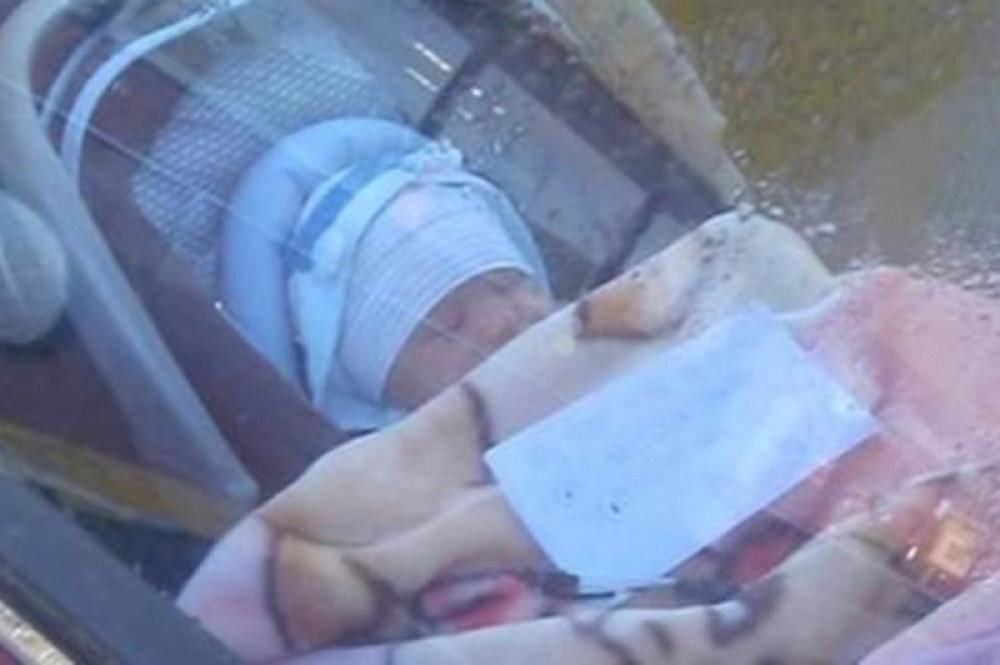 Majka ostavila bebu na parkingu sa porukom