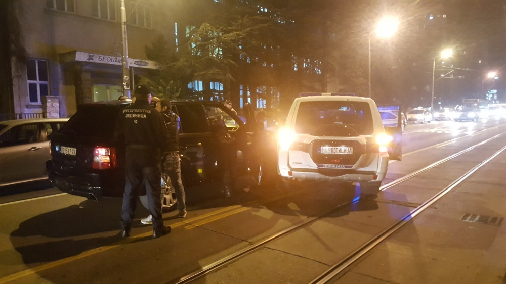 Interventna juri po Banovom Brdu, policija sa dugim cevima pretresa ceo kraj