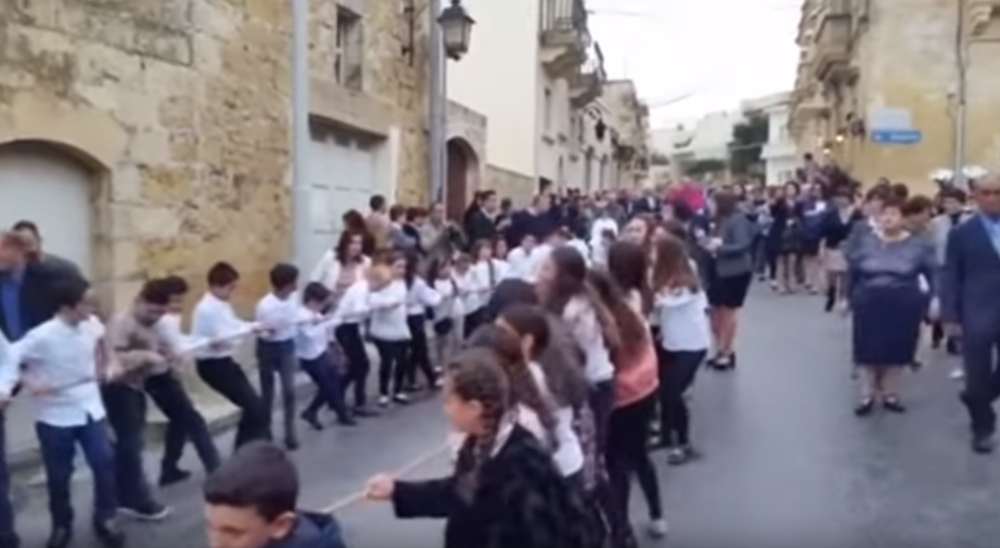 Sveštenikov "porše" deca vukla konopcem! (VIDEO)