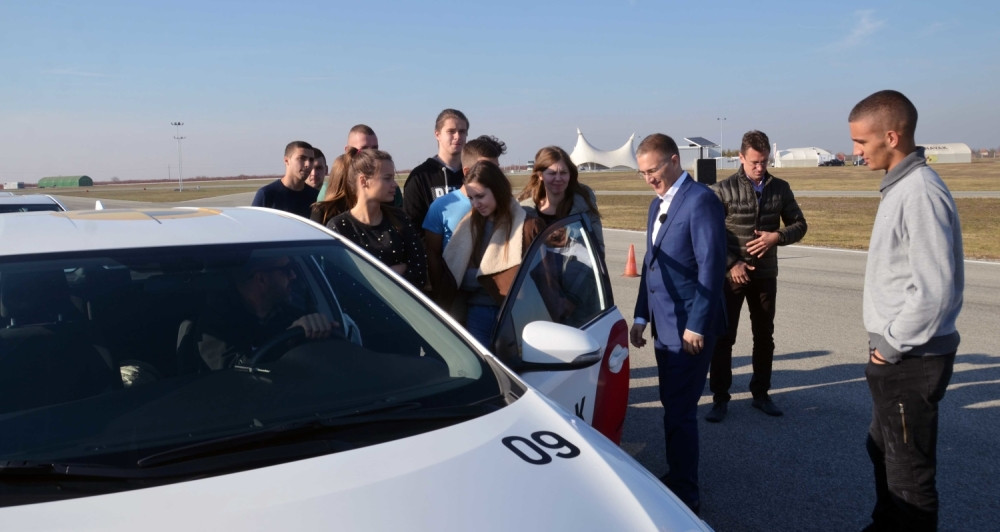 Stefanović prisustvovao besplatnoj obuci mladih vozača u NAVAK-u