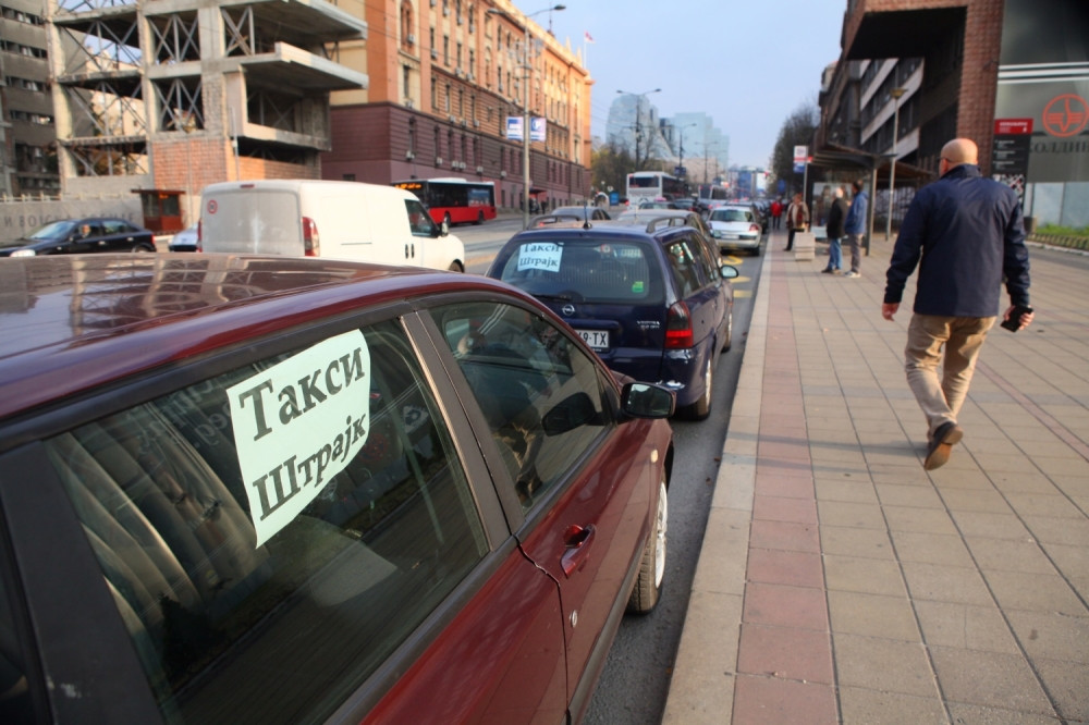 Grupa taksista najavila blokadu Nemanjine usred špica, udruženja ih ne podržavaju, ali će centar biti KRCAT!