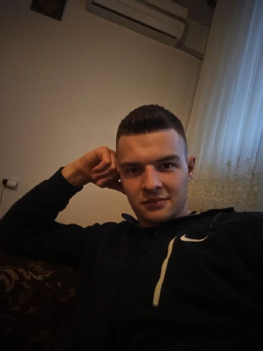 Bosanac glavom razbija betonske ploče, intervenisala Hitna pomoć!  (VIDEO)