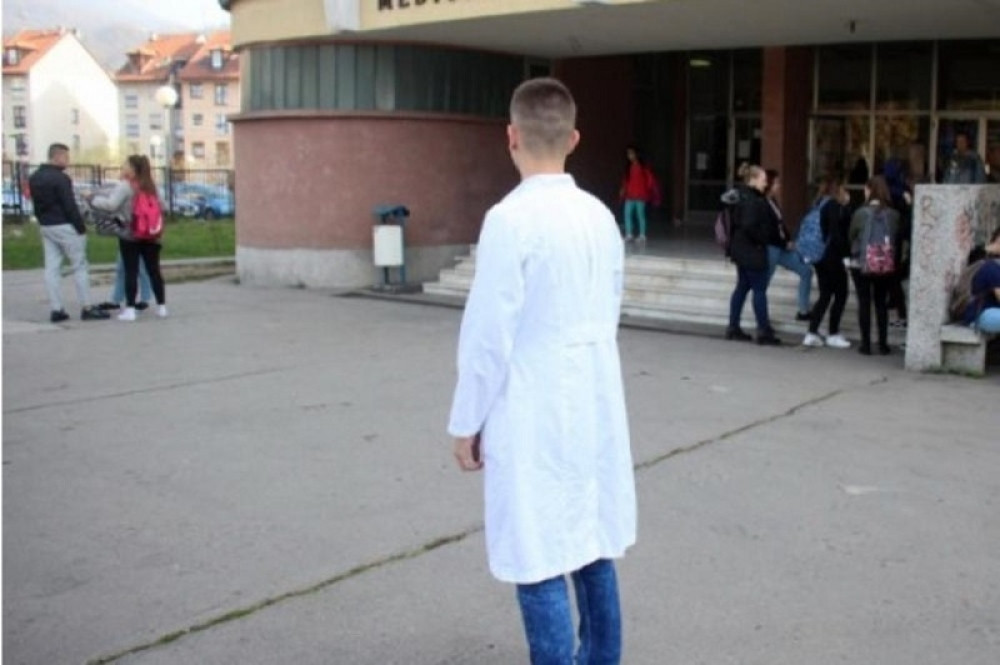 Isplivalo dopisivanje u javnost! Profesor psihologije nudio seks učeniku! Dečak doživeo traumu, ne može da dođe sebi!