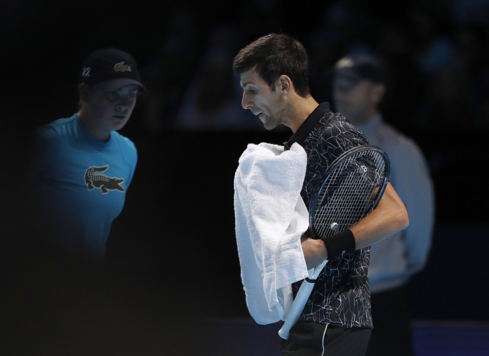 Prolaznici gledaju i ne veruju! Šta ovo radi Nole u Londonu pred veliko finale! (FOTO)