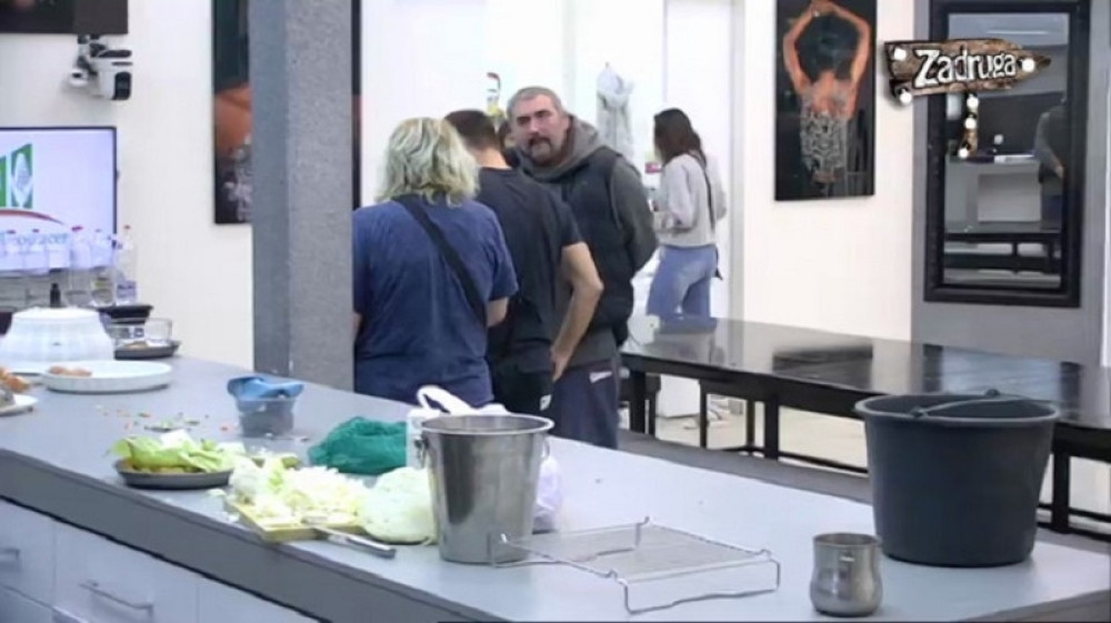 Miki skočio na Zoricu, letele šerpe, obezbeđenje ih razdvajalo!