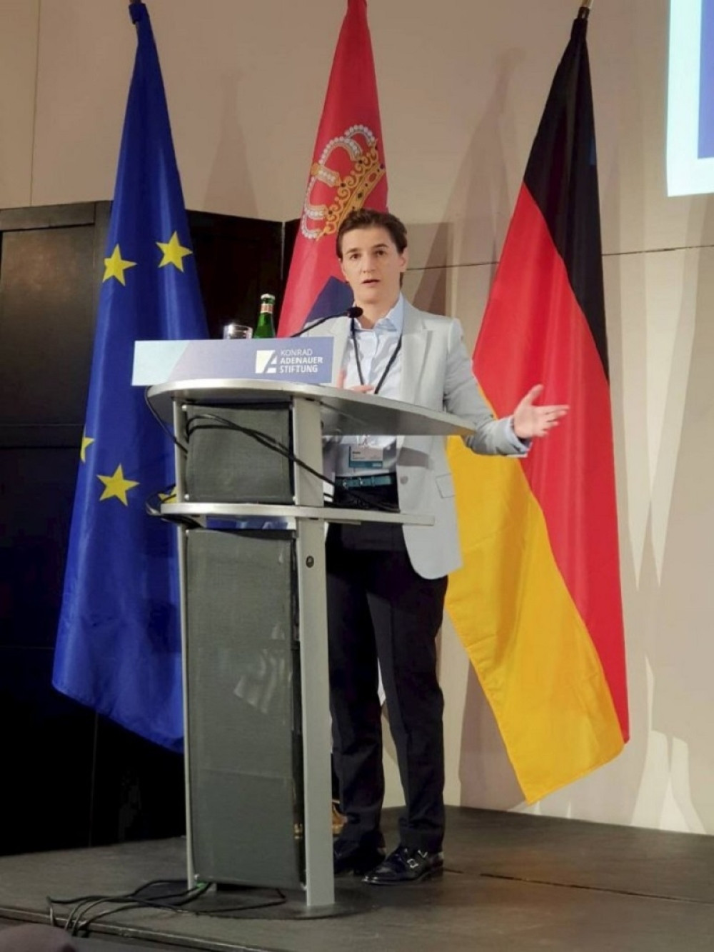 Bezobrazni i nevaspitani novinar pokušao na sve načine da isprovocira premijerku! Posle njenih odgovora, posramljeno je spustio glavu