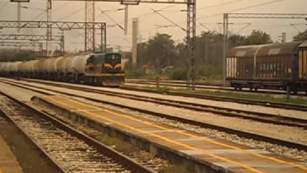 Curi gorivo iz vagona cisterne, građani u panici!