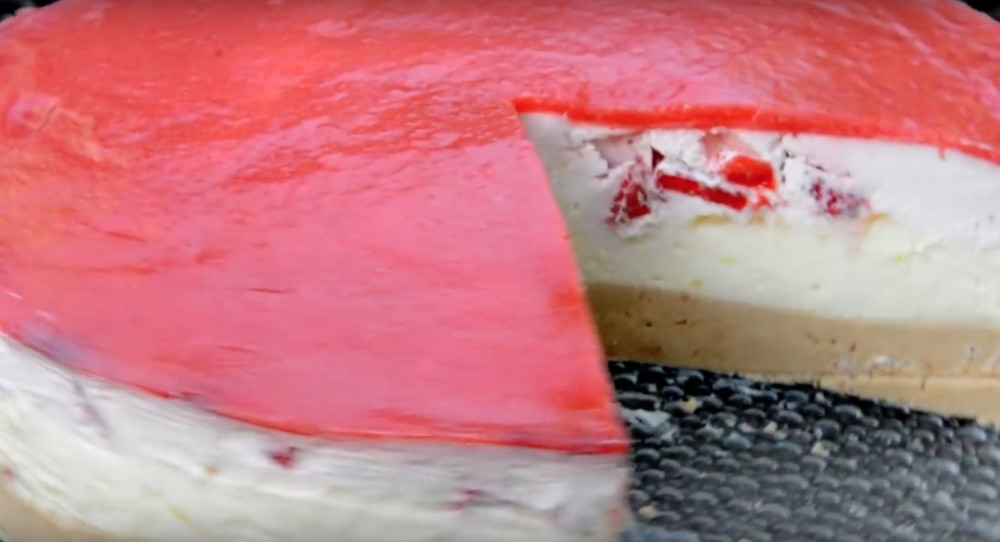 TORTA GOTOVA ZA 15 MINUTA Mešavina jagoda i keksa, prste da poližete!