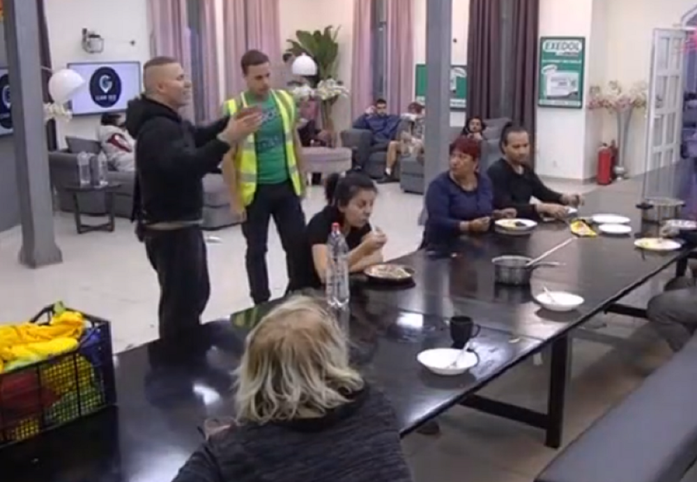 SKOČIO PREKO STOLA, PA PESNICOM NA NJEGA! Imao si se*sualne odnose sa svojim ocem, bratom i životinjama!