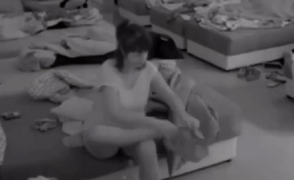 NAJGADNIJI MOMENAT U ISTORIJI RIJALITIJA: Skinula gaće, mirisala, pokazala međunožje i uradila nešto odvratno! (18+)