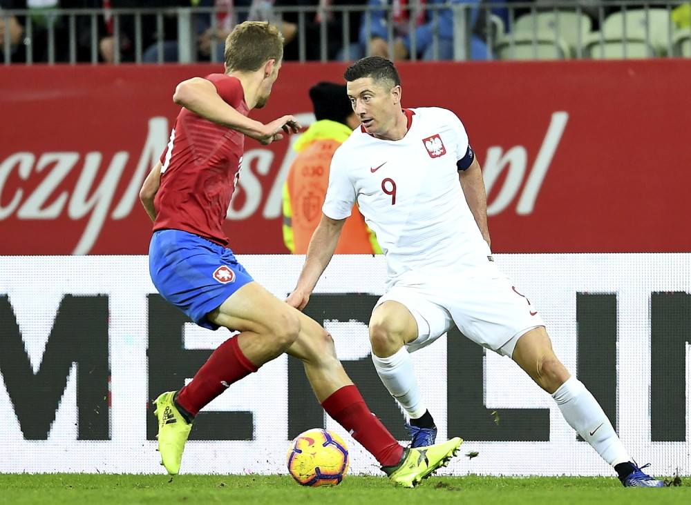 Levo, šta to bi? Sramotni promašaj napadača Poljske, ovako se ni amateri ne bi obrukali! (VIDEO)