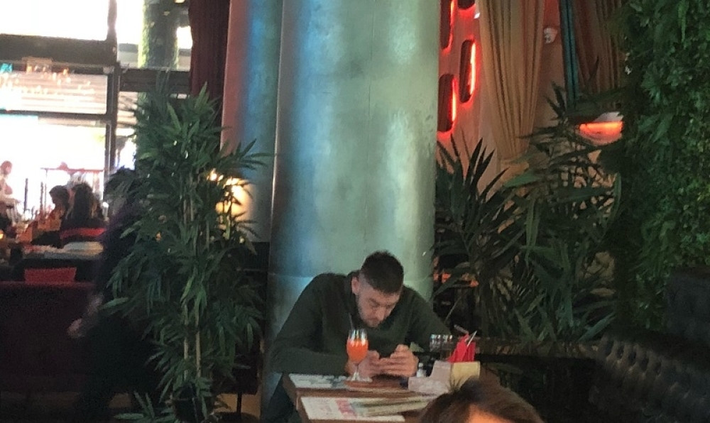 Paparaco godine: "Alo!" uslikao SVETSKU ZVEZDU fudbala usred beogradskog restorana! (FOTO)