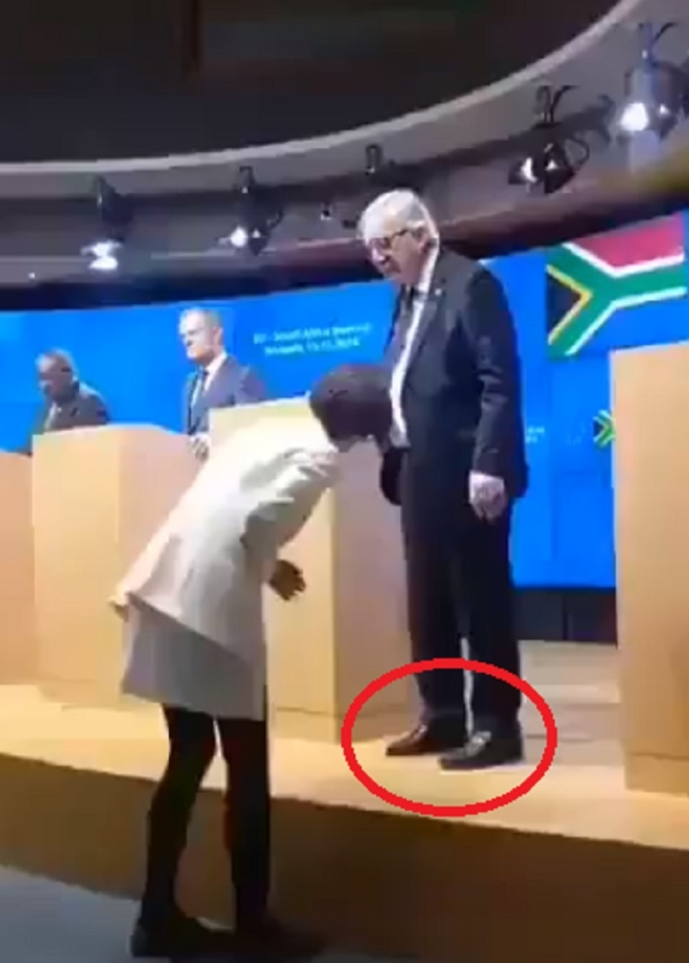 Junker MRTAV PIJAN došao na konferenciju u rasparenim cipelama, vodili ga kao dete! Hit reakcija Makrona kada ga je video da se tetura (VIDEO)