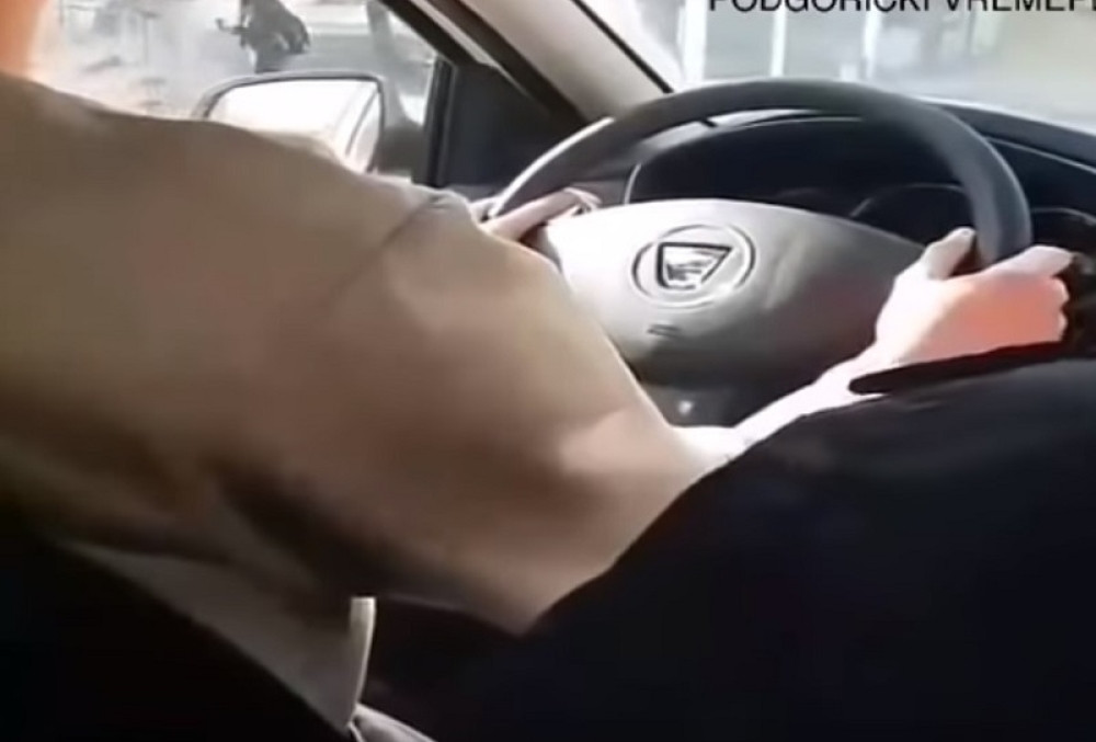 Crnogorac instruktor vožnje pobesneo na kandidata! Region podeljen, neki ga osuđuju, neki se ubijaju od smeha (VIDEO)