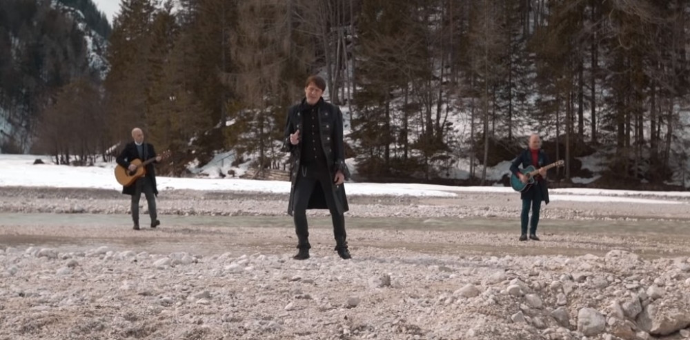 OMILJENI PEVAČ POSTAJE TATA PO 3. PUT: Čeka dete sa 27. godina mlađom manekenkom!