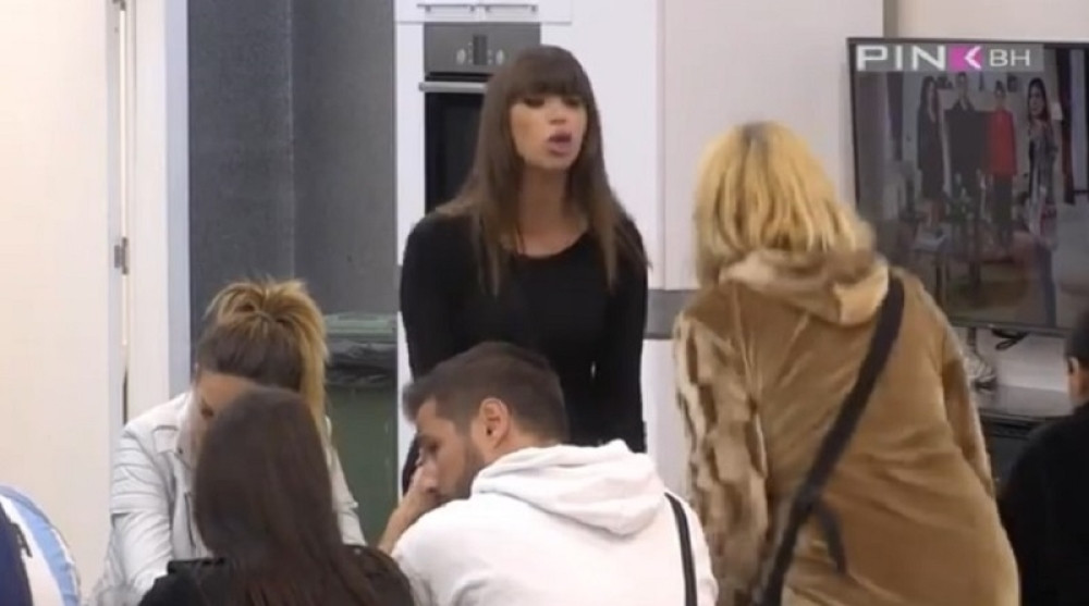 "MONSTRUME, DETE KUNEŠ!" Nakon ove svađe, Miljana je Jelenu razvalila flašom po glavi!